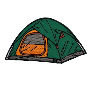 Può includere: Toppa ricamata di una tenda da campeggio verde con porta e finestra arancioni. La tenda ha contorni neri e uno schermo finestra grigio. La toppa è su sfondo bianco.