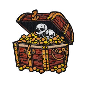 Könnte beinhalten: Gestickter Aufnäher mit einer Schatzkiste, die mit Goldmünzen und zwei weißen Totenköpfen überquillt. Die Truhe ist braun mit goldenen Akzenten und einem Klappdeckel. Piraten-Thema.