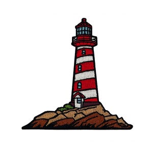Puede incluir: Parche bordado con un faro a rayas rojas y blancas sobre un afloramiento rocoso. El faro tiene un pequeño edificio blanco en su base y una linterna roja. El parche está diseñado con costuras detalladas.