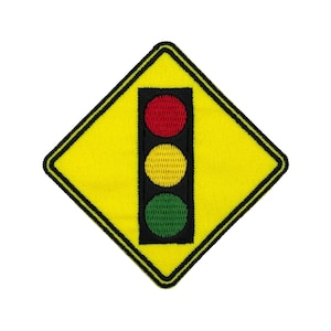 Parche bordado termoadhesivo con la señal de semáforo más adelante.