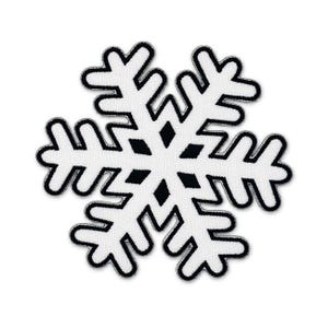 Può includere: Una toppa ricamata a forma di fiocco di neve bianco con un bordo nero spesso. Il design presenta sei bracci simmetrici con ramificazioni, creando una forma geometrica dettagliata con una superficie in tessuto testurizzato.