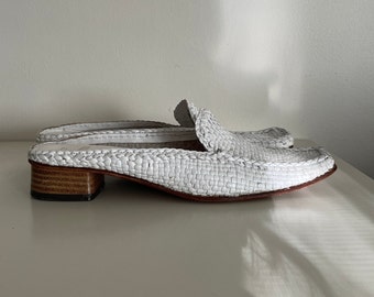 Klasyczne buty z lat 70., białe, tkane, skórzane, spiczaste, kwadratowe, z kwadratowym noskiem i jednocalowym drewnianym obcasem, wyprodukowane we Włoszech, rozmiar EU 37, US 6/6,5