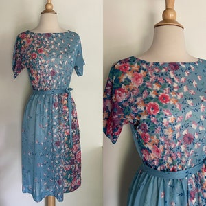 Vintage 1970er Jahre Blumenmuster Hellblau Kurzarm Slip On Midi Kleid Small