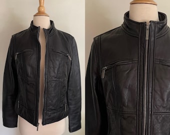 Chaqueta vintage de cuero negra Y2K con cuello alto y cremallera en el bolsillo. Michael Kors. Talla mediana.