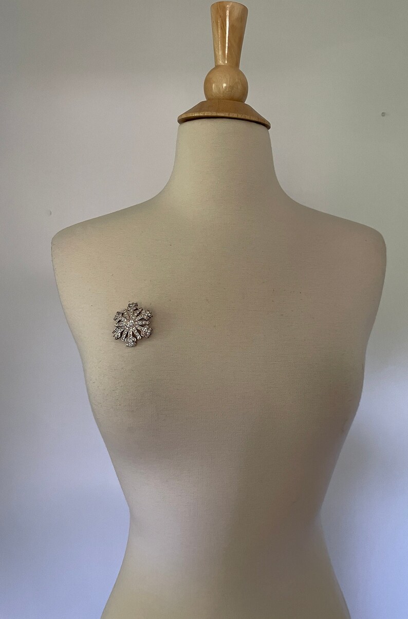 Broche Vintage Flocon De Neige En Métal Rhodié Avec Strass Et Marcassites - Dimensions 35x35 Mm, Occasion