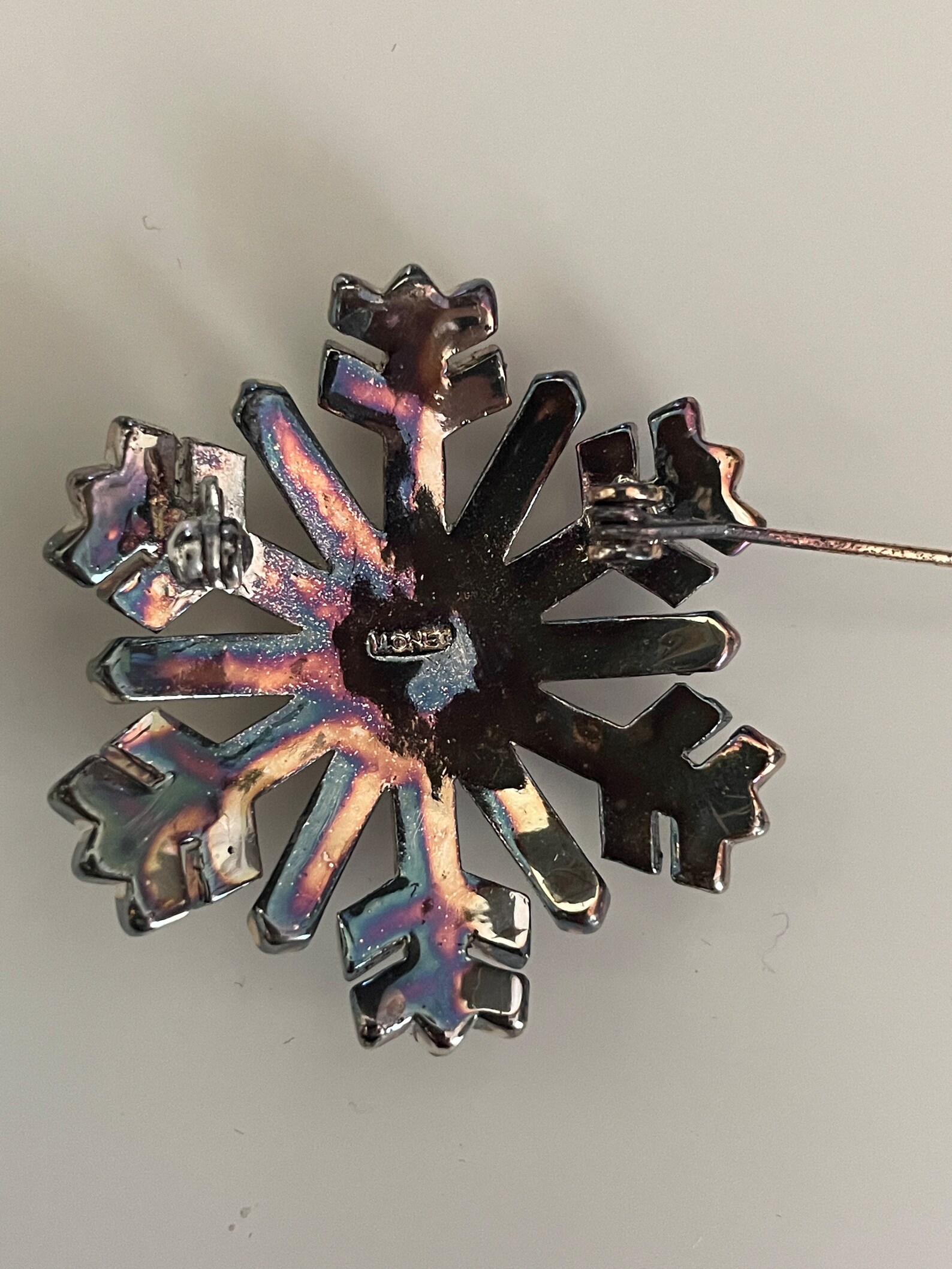 Collier croix Yves Saint Laurent en métal argenté et strass roses 1980s