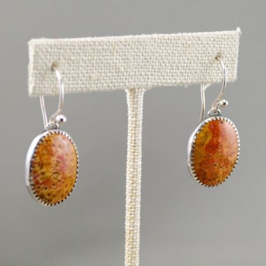 Orecchini in argento in legno di palma pietrificati con fili di orecchini sterling 935 resistenti all&#39;appannamento - Gioielli artigianali - fatti a mano
