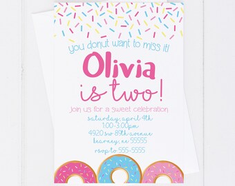 Puede incluir: Conjunto de invitaciones imprimibles para una fiesta de cumpleaños de un niño de dos años. La invitación tiene un tema de donut con chispas rosas, azules y amarillas. El texto dice "You donut want to miss it! Olivia is two!" e incluye la fecha, la hora y la ubicación de la fiesta.