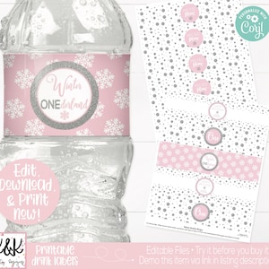Peut inclure: Etiquettes imprim&eacute;es pour bouteilles d'eau avec un motif de flocons de neige rose et argent. Les &eacute;tiquettes comportent le texte "Winter One-derland" et "One".