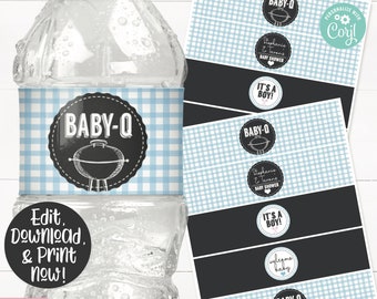 Puede incluir: Etiquetas imprimibles para botellas de agua con un patrón de cuadros azules y blancos. Las etiquetas presentan un círculo negro con el texto "BABY-Q" y un gráfico de parrilla. Las etiquetas también incluyen el texto "¡Es un niño!" y "Bienvenido bebé".
