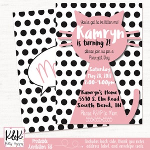 Op de afbeelding: Printbare uitnodigingsset voor een kinderfeestje voor een 2e verjaardag. De uitnodiging toont een roze kat met zwarte stippen en de tekst "You've got to be kitten me! Kamryn is turning 2! Please join us for a Purrfect Day. Saturday, May 28, 2017, 2:00-4:00pm. Kamryn's Home, 5590 S. Elm Road, South Bend, IN. Please RSVP to Mom, 555-555-5555."