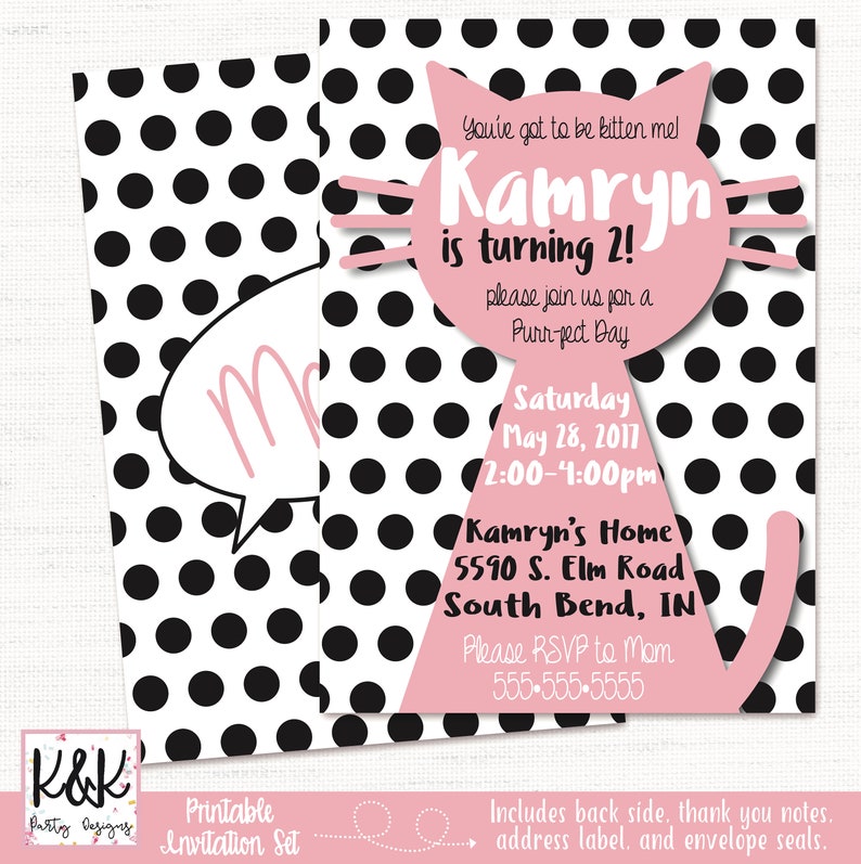 Op de afbeelding: Printbare uitnodigingsset voor een kinderfeestje voor een 2e verjaardag. De uitnodiging toont een roze kat met zwarte stippen en de tekst "You've got to be kitten me! Kamryn is turning 2! Please join us for a Purrfect Day. Saturday, May 28, 2017, 2:00-4:00pm. Kamryn's Home, 5590 S. Elm Road, South Bend, IN. Please RSVP to Mom, 555-555-5555."