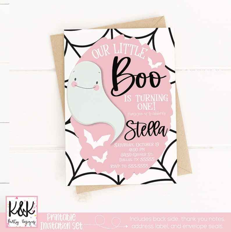 Puede incluir: Conjunto de invitaciones imprimibles para una fiesta de primer cumplea&ntilde;os con un fantasma rosa y blanco y murci&eacute;lagos sobre un fondo de telara&ntilde;a negro y blanco. El texto dice "Nuestro peque&ntilde;o Boo cumple un a&ntilde;o!" e incluye el nombre del ni&ntilde;o, Stella, la fecha y hora de la fiesta, y la direcci&oacute;n y la informaci&oacute;n de RSVP.