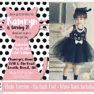 Op de afbeelding: Een roze en zwart gestippelde uitnodiging met een roze katten silhouet. De uitnodiging zegt "You've got to be kitten me! Kamryn is turning 2! Please join us for a Purrfect Day. Saturday, May 28, 2017, 2:00-4:00pm. Kamryn's Home, 5590 S. Elm Road, South Bend, IN. Please RSVP to Mom, 555-555-5555."