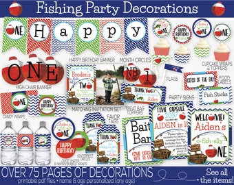 Op de afbeelding: Een set printbare feestversiering voor een eerste verjaardag met een vissersthema. De versiering bevat rode en blauwe dobberstoppers, een blauw-wit gestreept patroon en de woorden "Aiden is 1" en "o-fish-ally one".