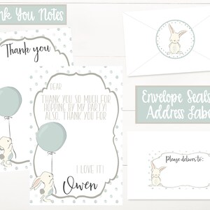 Puede incluir: Tarjetas de agradecimiento imprimibles con un conejito sosteniendo un globo. Las tarjetas tienen un fondo blanco con lunares azules claros y un borde gris. El texto en las tarjetas dice "Gracias" y "&iexcl;Me encanta! Owen".