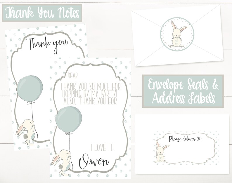 Puede incluir: Tarjetas de agradecimiento imprimibles con un conejito sosteniendo un globo. Las tarjetas tienen un fondo blanco con lunares azules claros y un borde gris. El texto en las tarjetas dice "Gracias" y "&iexcl;Me encanta! Owen".