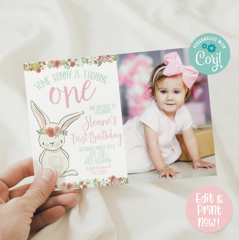 Puede incluir: Una invitaci&oacute;n de primer cumplea&ntilde;os rosa y verde con una linda ilustraci&oacute;n de un conejito. La invitaci&oacute;n dice "Some bunny is turning one" e incluye el nombre de la ni&ntilde;a, la fecha, la hora y el lugar. La invitaci&oacute;n est&aacute; personalizada con el nombre "Coril".
