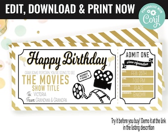 Könnte beinhalten: Eine druckbare Geburtstagseinladung in Form eines Kinokarten mit goldenen und weißen Streifen. Der Text lautet "Happy Birthday", "Schnapp dir etwas Popcorn, du wirst die Filme sehen", "Showtitel", "An: Victoria", "Von: Oma & Opa", "Eintritt für eine Person", "Vorstellungsinformationen", "Datum: 25. Februar", "Uhrzeit: 19:00 Uhr", "Ort: Platz", "Kommentare: Viel Spaß!!!".
