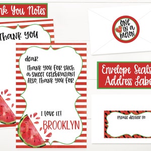 Puede incluir: Dos tarjetas de agradecimiento a rayas rojas y blancas con ilustraciones de sand&iacute;a. Las tarjetas tienen un espacio para escribir un mensaje personalizado. El texto de la tarjeta dice "Gracias" y "&iexcl;Me encanta! Brooklyn".
