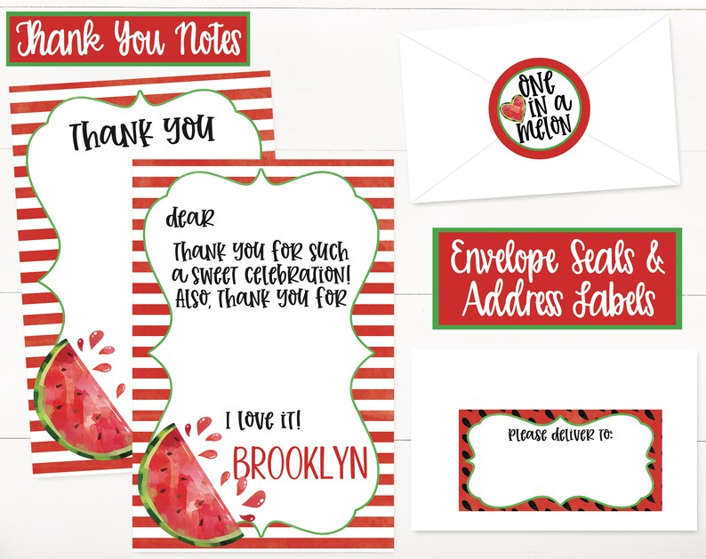 Puede incluir: Dos tarjetas de agradecimiento a rayas rojas y blancas con ilustraciones de sand&iacute;a. Las tarjetas tienen un espacio para escribir un mensaje personalizado. El texto de la tarjeta dice "Gracias" y "&iexcl;Me encanta! Brooklyn".