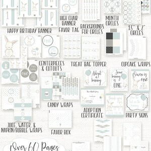 Puede incluir: Un conjunto de decoraciones de fiesta con tem&aacute;tica de conejitos imprimibles en azul y gris. El conjunto incluye una pancarta de feliz cumplea&ntilde;os, envoltorios para cupcakes, adornos para bolsas de golosinas, etiquetas de regalo y mucho m&aacute;s. El texto "Over 60 Pages of decorations" est&aacute; impreso en la imagen.