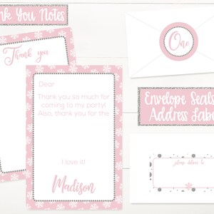 Peut inclure: Cartes de remerciement sur le th&egrave;me des flocons de neige roses et argent&eacute;s avec une enveloppe blanche et des &eacute;tiquettes d'adresse. Le texte sur la carte est "Merci beaucoup d'&ecirc;tre venu &agrave; ma f&ecirc;te ! Merci aussi pour le... J'adore ! Madison". L'enveloppe a un cercle rose avec le mot "Un" en paillettes argent&eacute;es.