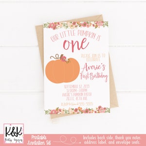 Op de afbeelding: Printbare uitnodigingsset voor een eerste verjaardagsfeest met een pompoenthema. De uitnodiging heeft een schattige oranje pompoen met een roze bloem erop en de tekst "Our little pumpkin is one". De uitnodiging bevat ook de datum, tijd en locatie van het feest.