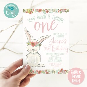 Puede incluir: Una invitaci&oacute;n imprimible para un primer cumplea&ntilde;os con un conejito rosa y blanco con una corona de flores. La invitaci&oacute;n dice "Some bunny is turning one" e incluye el nombre "Sloane's First Birthday".