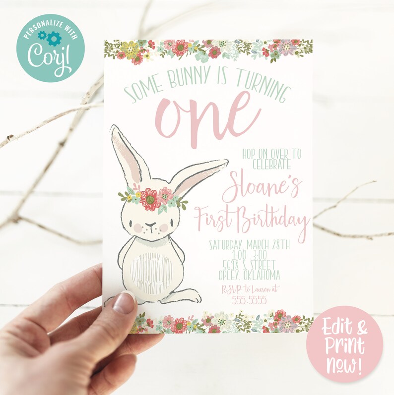 Puede incluir: Una invitaci&oacute;n imprimible para un primer cumplea&ntilde;os con un conejito rosa y blanco con una corona de flores. La invitaci&oacute;n dice "Some bunny is turning one" e incluye el nombre "Sloane's First Birthday".