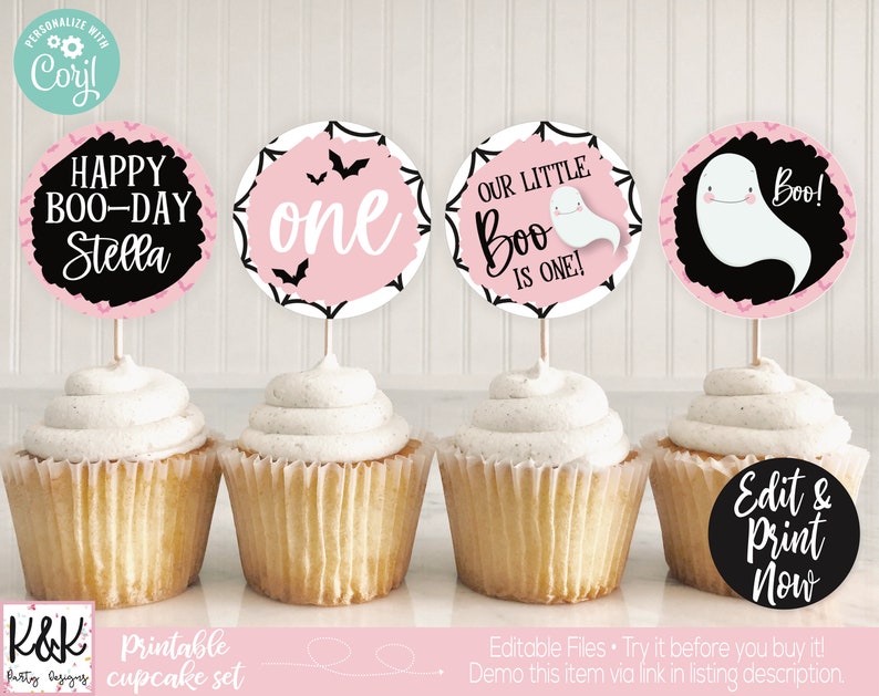 Op de afbeelding: Printbare cupcake-toppers met een roze en zwart Halloween-thema. De toppers bevatten een spook, vleermuizen en de tekst "Happy Boo-Day Stella", "Our Little Boo is One!" en "One".