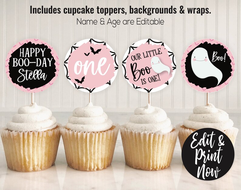 Op de afbeelding: Vier roze en zwarte cupcake-toppers met spook- en vleermuisontwerpen. De toppers bevatten de tekst "Happy Boo-Day Stella", "one", "Our Little Boo is One!" en "Boo!"  De toppers zijn op cupcakes. Een zwarte cirkel met de tekst "Edit & Print Now" bevindt zich in de rechterbenedenhoek van de afbeelding.