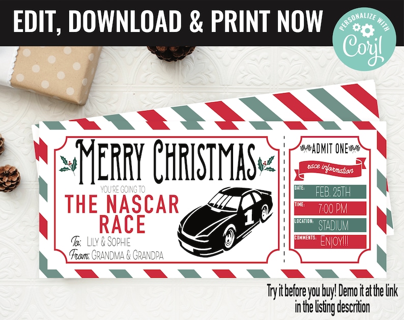 Op de afbeelding: Een printbaar kerstkaartje voor een NASCAR-race. Het kaartje is rood-wit gestreept met groene accenten. Er staat "Merry Christmas" en "You're going to the NASCAR Race". Het kaartje is gepersonaliseerd met de namen "Lily & Sophie" en "Oma & Opa".