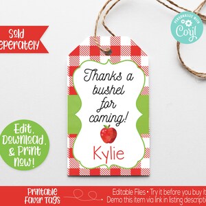 Op de afbeelding: Printbare rode en groene bedankkaartjes met een wit en rood ruitjespatroon. De kaartjes bevatten de tekst "Bedankt voor je komst!" en een rode appel-illustratie. De tekst "Kylie" staat onder de appel. De kaartjes zijn bewerkbaar en kunnen worden gepersonaliseerd met Corjl.