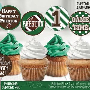 Könnte beinhalten: Druckbare Cupcake-Topper und -Verpackungen mit einem Fußball, der Nummer eins und dem Text "Game Time" in Grün und Braun. Die Topper sind perfekt für eine Fußball-Motto-Geburtstagsparty.