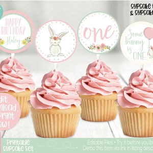 Könnte beinhalten: Druckbare Cupcake-Topper und -Verpackungen mit einem Hasen, Blumen und den Worten "Happy Birthday Haley", "eins" und "Ein Häschen ist eins".
