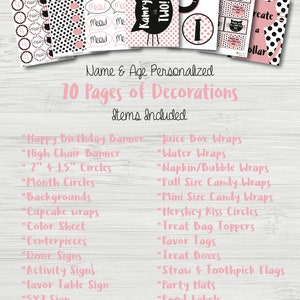 Op de afbeelding: Een printbare feestdecoratieset voor een kitty-themafeest. De set bevat 10 pagina's met decoraties, waaronder een happy birthday banner, een hoge stoelbanner, cirkels, achtergronden, cupcake-verpakkingen, een kleurvel, tafeldecoraties, deurstickers, activiteitenborden, een cadeautafelbord, een 5x7-bord, sapdoosverpakkingen, waterverpakkingen, servet-/bellenverpakkingen, snoepverpakkingen in volledige maat, snoepverpakkingen in mini-maat, Hershey Kiss-cirkels, traktatiezak-toppers, cadeaulabels, traktatieboxen, rietjes- en tandenstoker-vlaggen, feestmutsen en voedseletiketten. De set is gepersonaliseerd met de naam "Kamryn" en de leeftijd "Two!" en heeft een zwart-roze kleurenschema met stippen en een schattig kattenmotief.