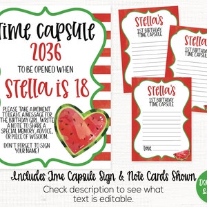 Puede incluir: Un cartel de c&aacute;psula del tiempo imprimible y tarjetas de notas con tem&aacute;tica de sand&iacute;a. El cartel dice "Time Capsule 2036 To Be Opened When Stella is 18". Las tarjetas de notas dicen "Stella's 1st Birthday Time Capsule".