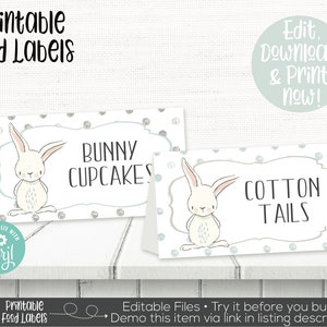 Puede incluir: Etiquetas de alimentos imprimibles con una ilustraci&oacute;n de conejo con el texto "Bunny Cupcakes" y "Cotton Tails". Las etiquetas tienen un fondo de lunares azul claro y gris.