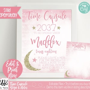 Pu&ograve; includere: Un cartello rosa e oro per una capsula del tempo con un designo di luna e stelle. Il cartello dice "Time Capsule 2037 Da Aprire Quando Maddox Compie Diciotto Anni. Lascia Un Messaggio Per La Ragazza Di Compleanno. Scrivi Una Nota Per Condividere Un Ricordo Speciale, Un Consiglio O Un Pezzo Di Saggezza."
