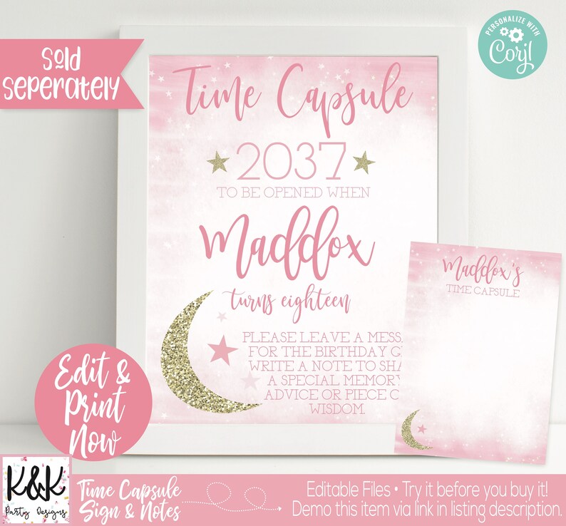 Pu&ograve; includere: Un cartello rosa e oro per una capsula del tempo con un designo di luna e stelle. Il cartello dice "Time Capsule 2037 Da Aprire Quando Maddox Compie Diciotto Anni. Lascia Un Messaggio Per La Ragazza Di Compleanno. Scrivi Una Nota Per Condividere Un Ricordo Speciale, Un Consiglio O Un Pezzo Di Saggezza."