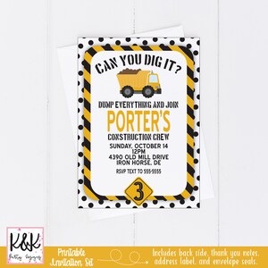 Puede incluir: Un conjunto de invitaciones imprimibles con tem&aacute;tica de construcci&oacute;n en amarillo y negro para una fiesta de cumplea&ntilde;os. La invitaci&oacute;n dice "Can You Dig It?" y presenta un cami&oacute;n volquete amarillo. La invitaci&oacute;n incluye el nombre "Porter's Construction Crew" y la fecha "Sunday, October 14, 12PM". La direcci&oacute;n es "4390 Old Mill Drive, Iron Horse, DE". El texto RSVP es "555-5555".
