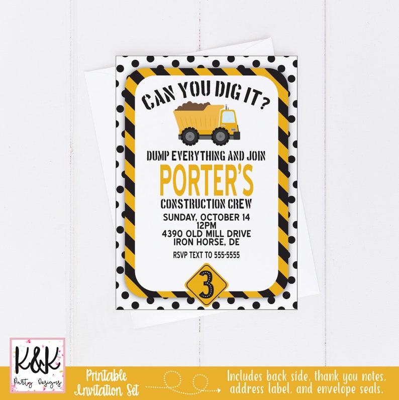 Puede incluir: Un conjunto de invitaciones imprimibles con tem&aacute;tica de construcci&oacute;n en amarillo y negro para una fiesta de cumplea&ntilde;os. La invitaci&oacute;n dice "Can You Dig It?" y presenta un cami&oacute;n volquete amarillo. La invitaci&oacute;n incluye el nombre "Porter's Construction Crew" y la fecha "Sunday, October 14, 12PM". La direcci&oacute;n es "4390 Old Mill Drive, Iron Horse, DE". El texto RSVP es "555-5555".