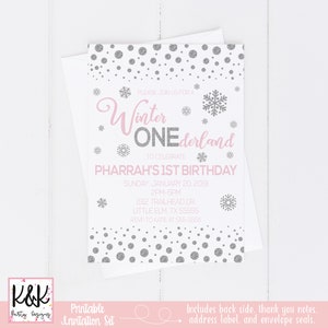 Peut inclure: Une invitation imprimable rose et argent pour une f&ecirc;te d'anniversaire de premier anniversaire sur le th&egrave;me du Pays des Merveilles d'Hiver. L'invitation pr&eacute;sente un motif de flocon de neige et le texte "Winter ONEderland" avec un effet de paillettes argent&eacute;es. L'invitation comprend la date, l'heure et le lieu de la f&ecirc;te, ainsi qu'un contact pour RSVP.