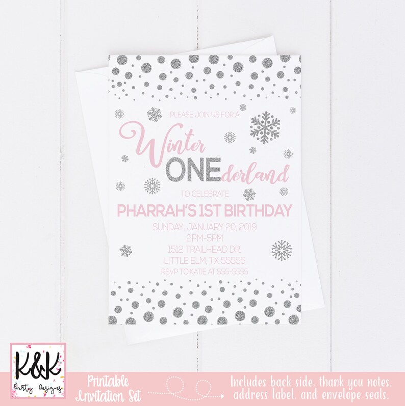 Peut inclure: Une invitation imprimable rose et argent pour une f&ecirc;te d'anniversaire de premier anniversaire sur le th&egrave;me du Pays des Merveilles d'Hiver. L'invitation pr&eacute;sente un motif de flocon de neige et le texte "Winter ONEderland" avec un effet de paillettes argent&eacute;es. L'invitation comprend la date, l'heure et le lieu de la f&ecirc;te, ainsi qu'un contact pour RSVP.
