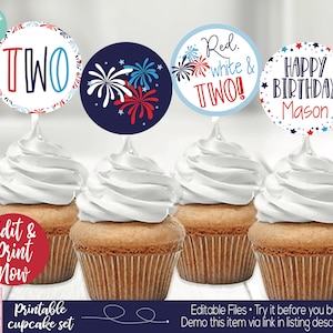 Könnte beinhalten: Druckbare Cupcake-Topper im Rot-Weiß-Blau-Design. Die Topper zeigen Feuerwerk, Sterne und den Text "Two", "Red, white & Two!" und "Happy Birthday Mason".
