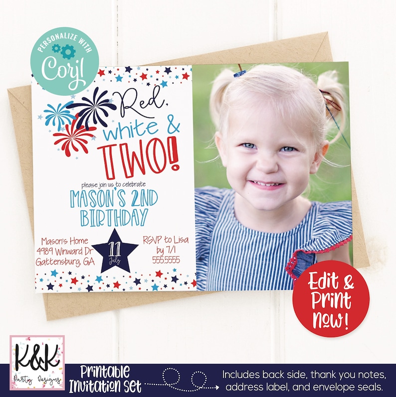 K&ouml;nnte beinhalten: Ein druckbares Einladungsset mit einem Foto eines l&auml;chelnden Kindes. Die Einladung enth&auml;lt roten, wei&szlig;en und blauen Text mit der Aufschrift "Red, White & Two!" und "Mason's 2nd Birthday". Enth&auml;lt Adressaufkleber und Umschlagdichtungen.