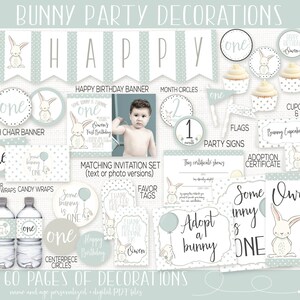 Puede incluir: Un conjunto de decoraciones de fiesta imprimibles para un primer cumplea&ntilde;os con tem&aacute;tica de conejito. Las decoraciones son en tonos grises, blancos y azul claro con lunares. El conjunto incluye una pancarta, adornos para cupcakes, etiquetas para alimentos, certificado de adopci&oacute;n y mucho m&aacute;s. El texto "Some bunny is one" aparece en todo el conjunto.