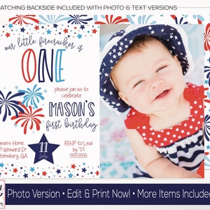 Puede incluir: Una invitaci&oacute;n de cumplea&ntilde;os roja, blanca y azul con una foto de una ni&ntilde;a peque&ntilde;a que lleva un atuendo rojo, blanco y azul. La invitaci&oacute;n dice "our little firecracker is ONE" y "MASON'S first birthday".