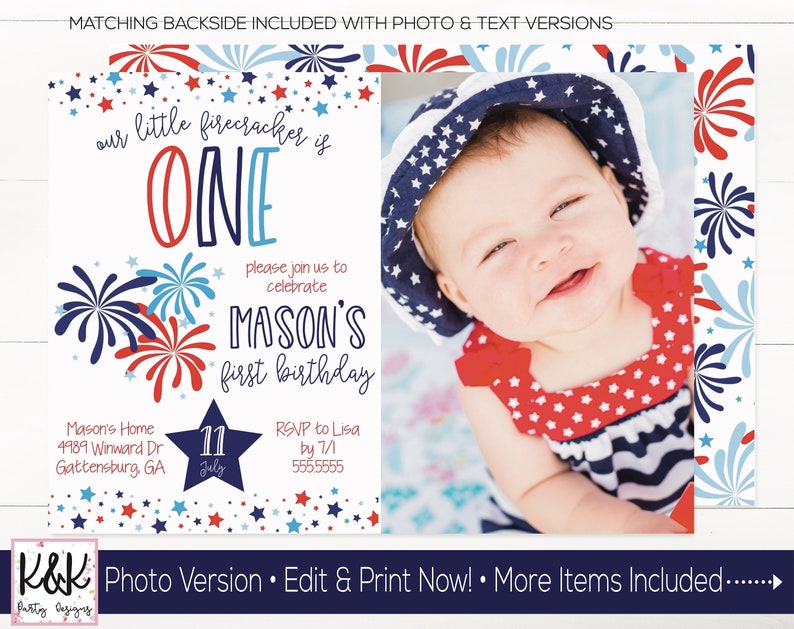 Puede incluir: Una invitaci&oacute;n de cumplea&ntilde;os roja, blanca y azul con una foto de una ni&ntilde;a peque&ntilde;a que lleva un atuendo rojo, blanco y azul. La invitaci&oacute;n dice "our little firecracker is ONE" y "MASON'S first birthday".